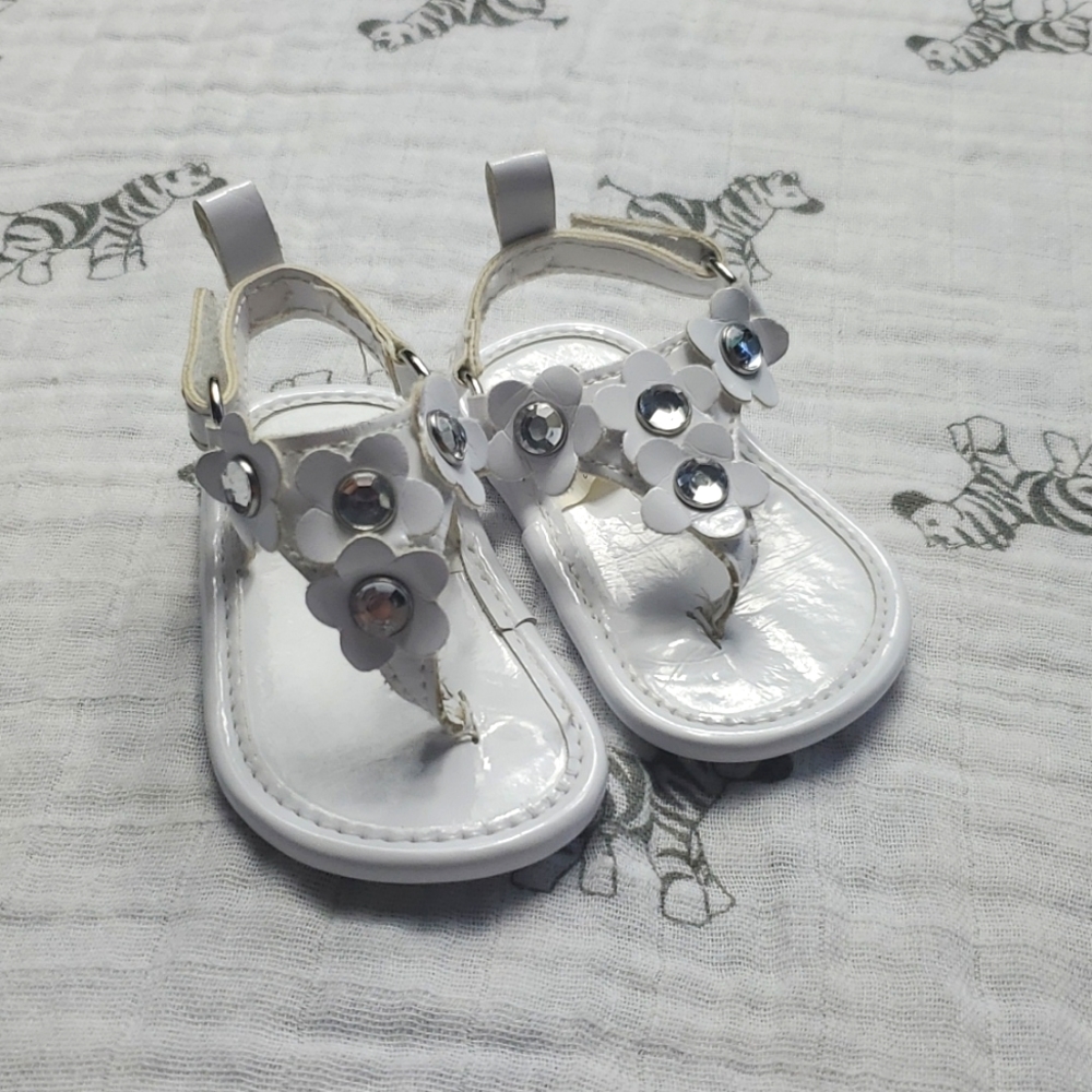 🩴5/$15🩴White Floral Sandals